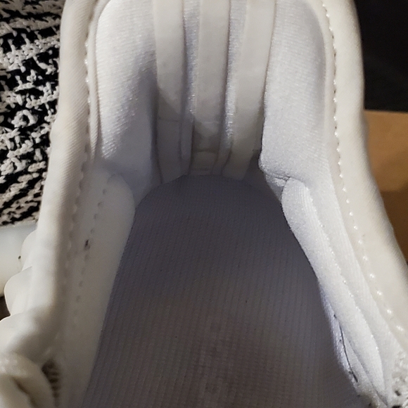YEEZY BOOST 350 V2 main image 10